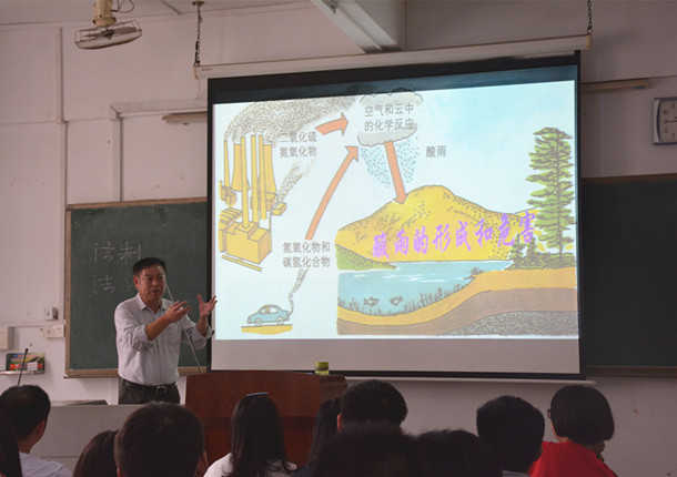 杨磊院长为同学们教授思政“第一课2_副本.jpg