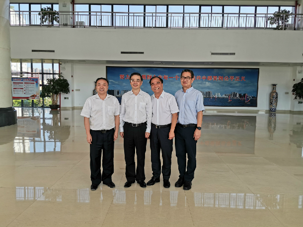 最高院周强院长与宁凌等人大代表合影.jpg