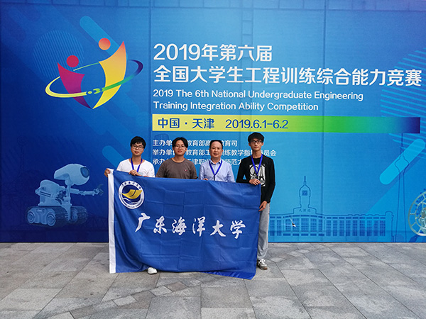 1560125662110350.jpg 申慱官网选手在参赛现场合影1.jpg